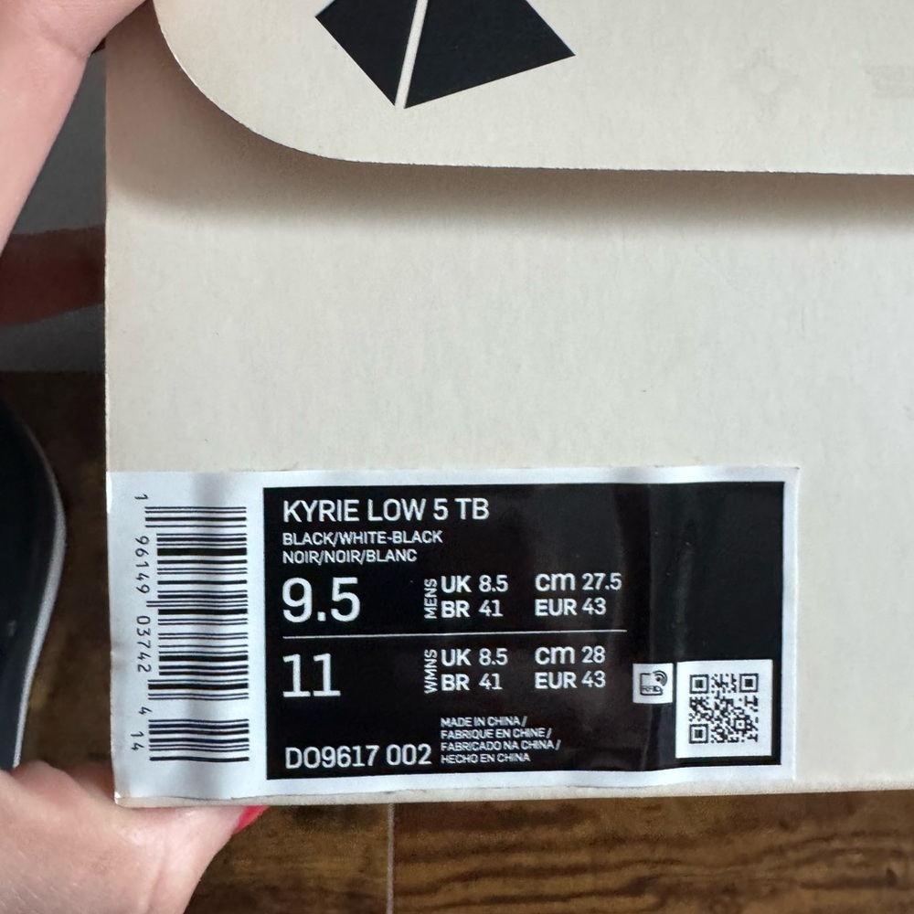 Nike Men's Black and White Kyrie Low 5 TB Size 9.5 - Picture 6 of 6